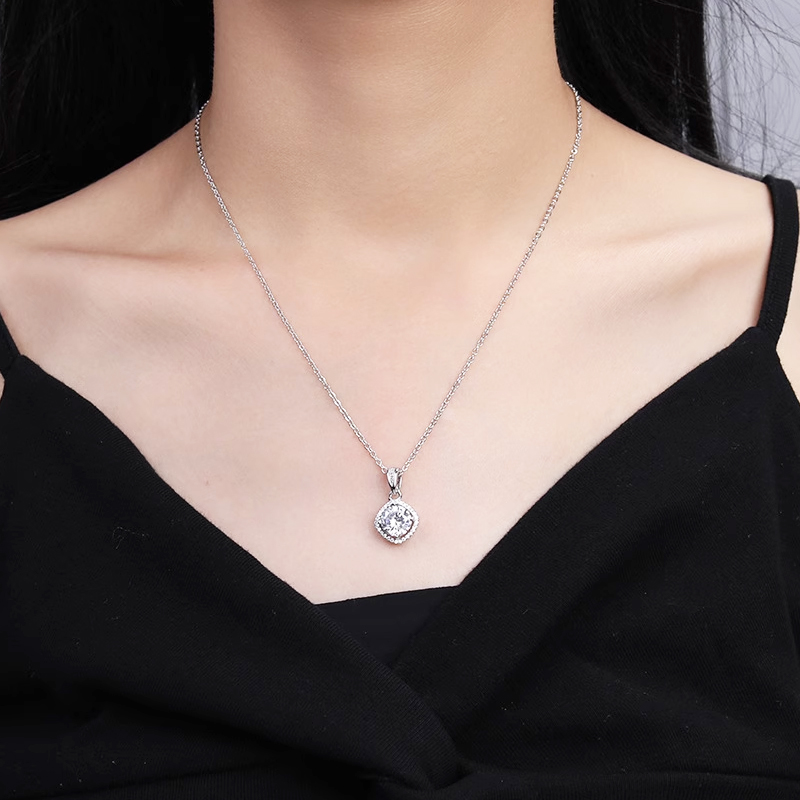 Collana con Moissanite Rotonda - Charm Necklace Dainty recensione e prezzo