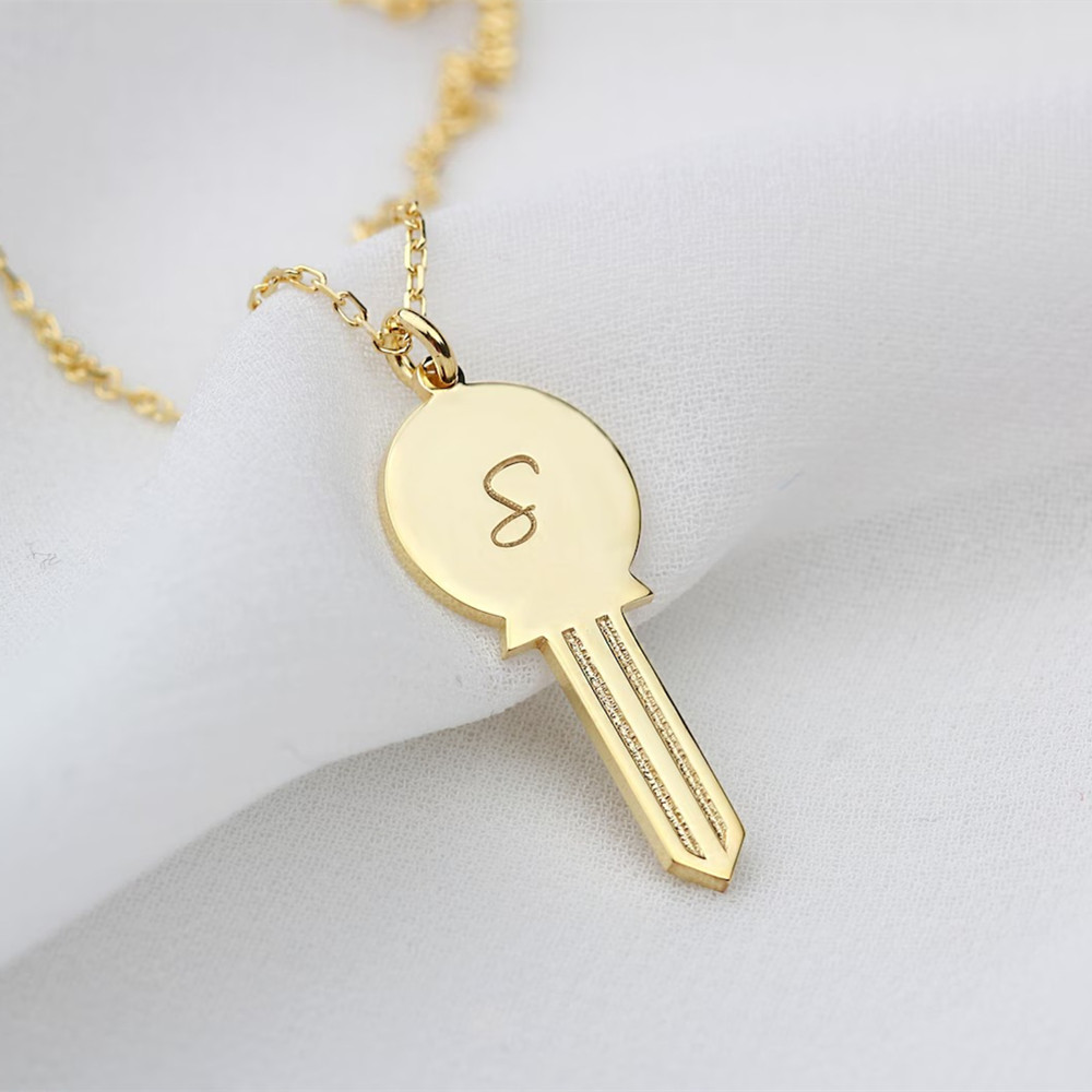 Collana con Ciondolo a Forma d - Charm Necklace Dainty recensione e prezzo