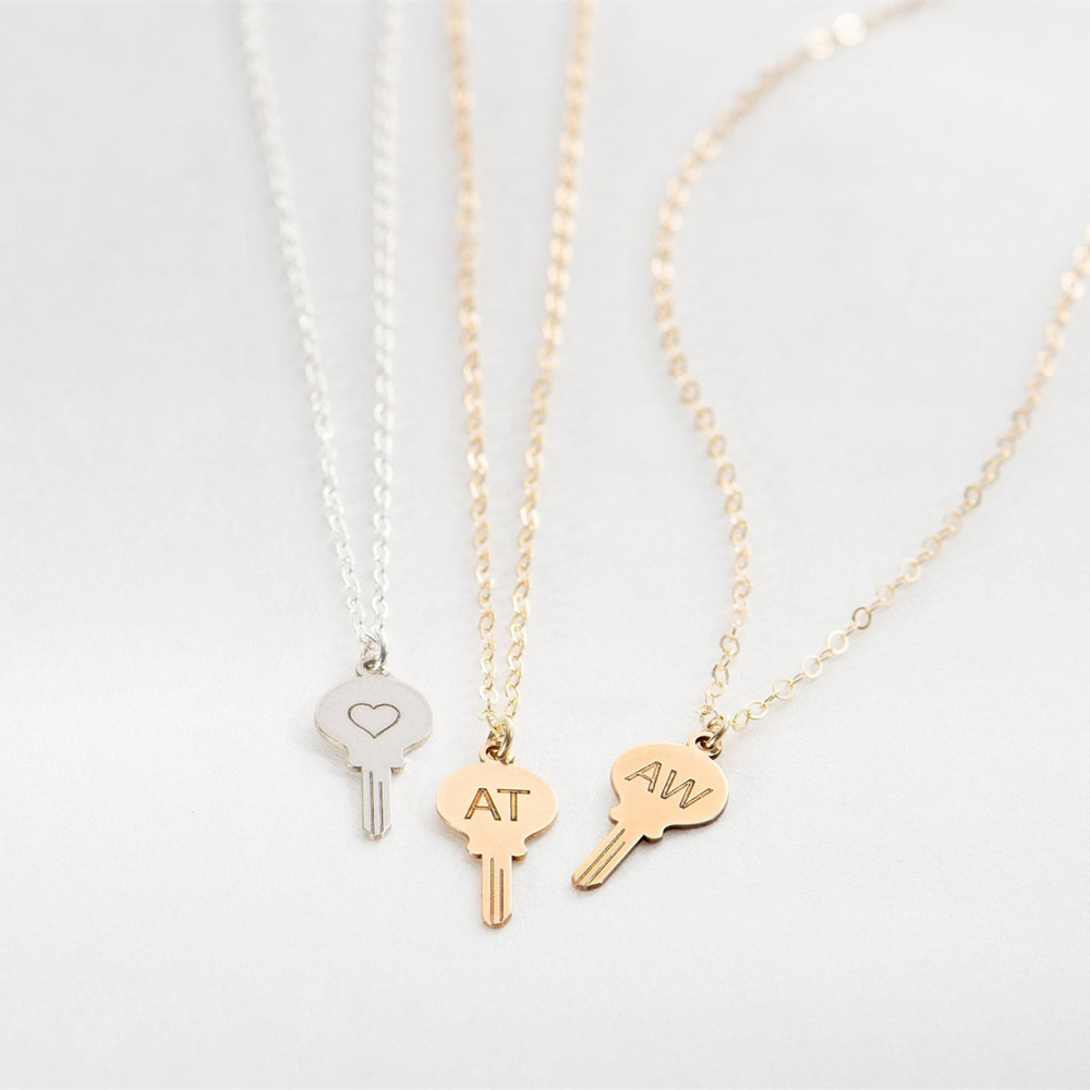 Collana con Ciondolo a Forma d - Charm Necklace Dainty recensione e prezzo