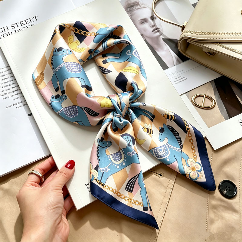 Foulard da donna in seta 70x70 - Women Accessories Brands recensione e prezzo