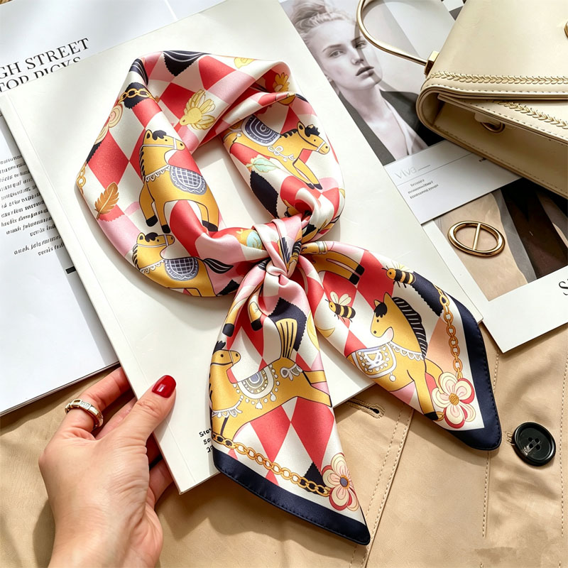 Foulard da donna in seta 70x70 - Women Accessories Brands recensione e prezzo