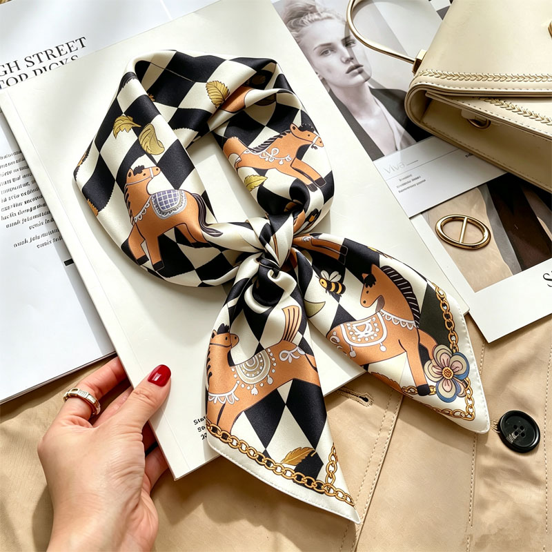 Foulard da donna in seta 70x70 - Women Accessories Brands recensione e prezzo