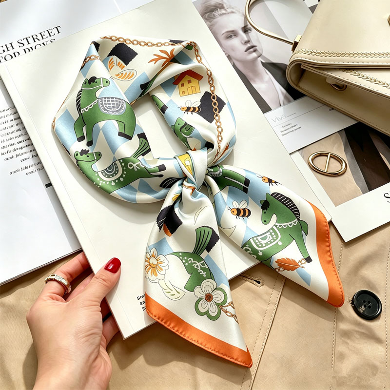 Foulard da donna in seta 70x70 - Women Accessories Brands recensione e prezzo