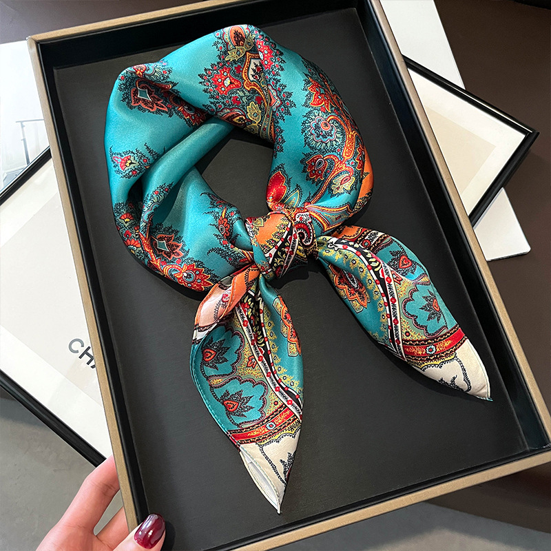 Sciarpa quadrata in vera seta  - Women Accessories Brands recensione e prezzo