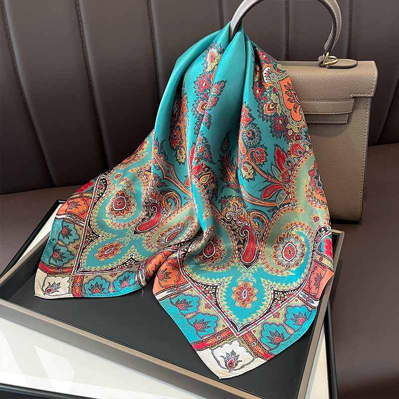 Sciarpa quadrata in vera seta  - Women Accessories Brands recensione e prezzo