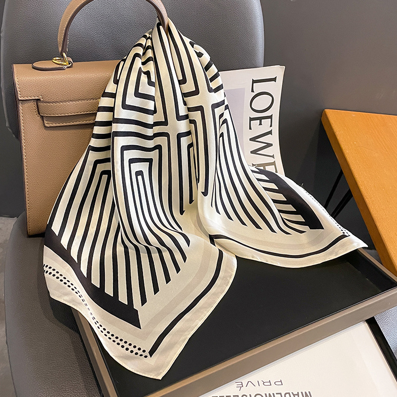 Marchio di lusso Fazzoletto da - Women Accessories Brands recensione e prezzo
