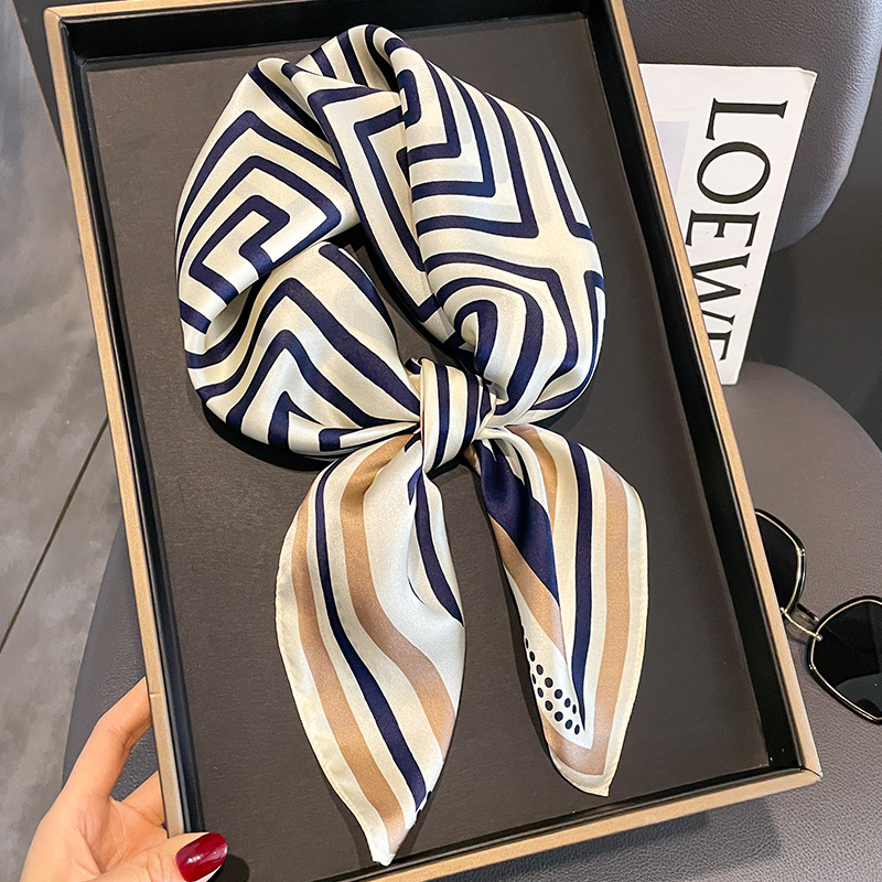 Marchio di lusso Fazzoletto da - Women Accessories Brands recensione e prezzo