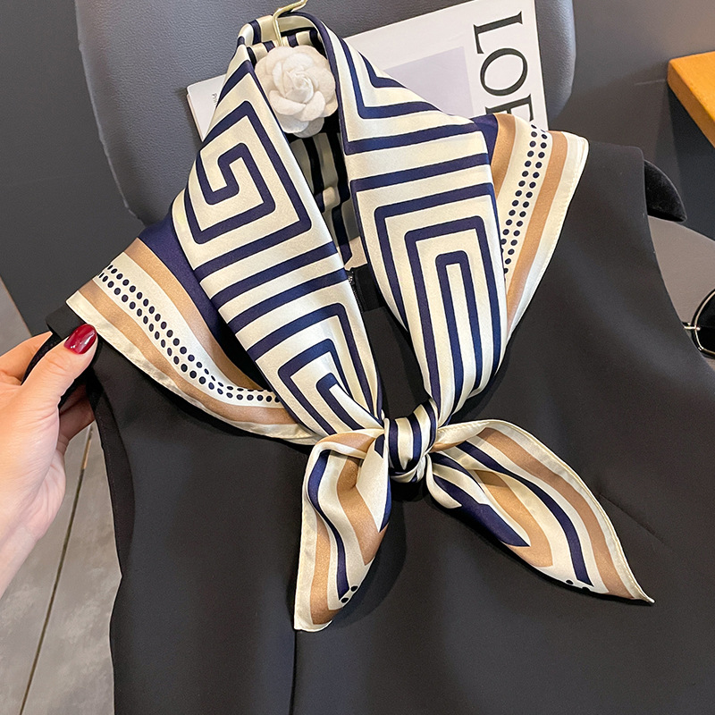 Marchio di lusso Fazzoletto da - Women Accessories Brands recensione e prezzo