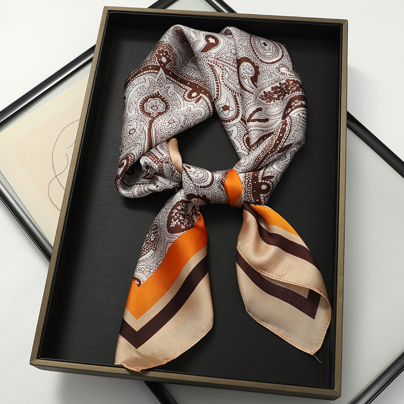 Foulard di Lusso in Seta Prima - Women Accessories Brands recensione e prezzo